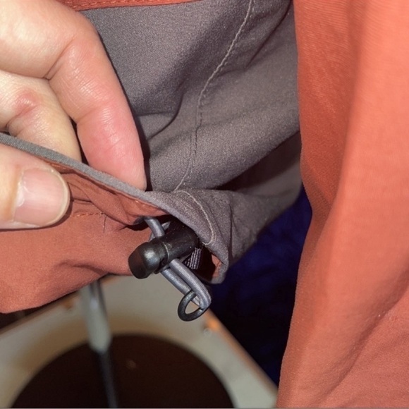 Marmot mens or women’s windbreaker jacket red and grey in color With pockets - Picture 11 of 11